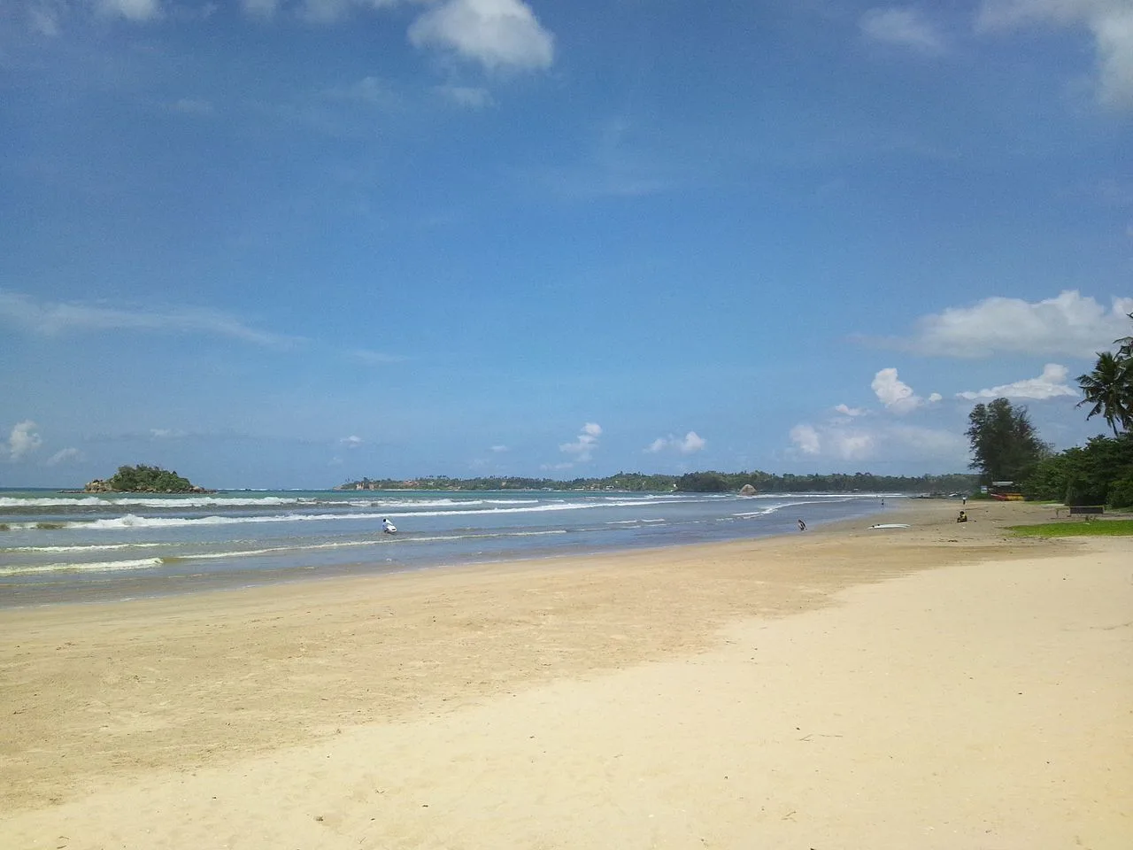 Weligama beach, Sri Lanka — echte Gebietsaufnahme, keine Lagerunterkunft