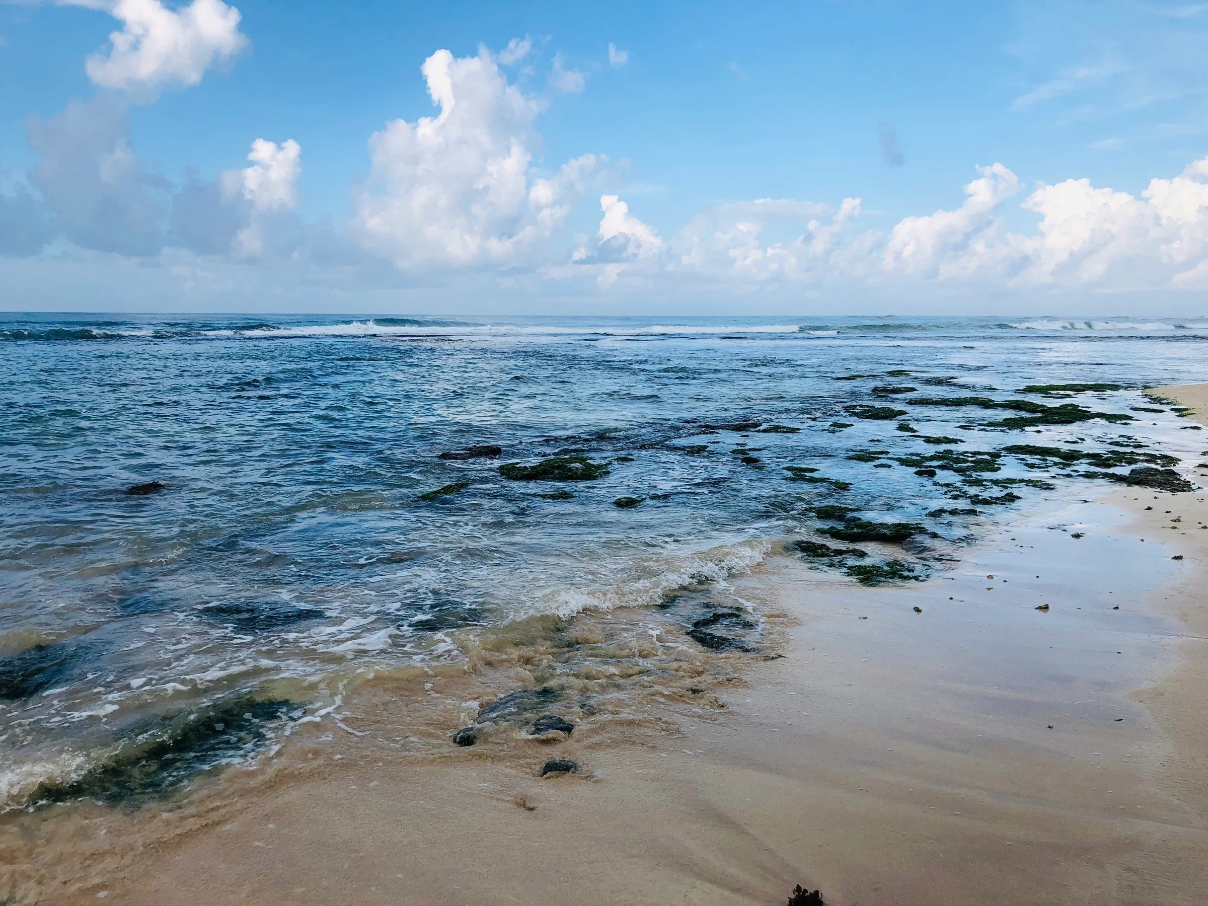 Ahangama shore, Sri Lanka — صورة حقيقية للمنطقة، وليست صورة لأماكن إقامة المخيم